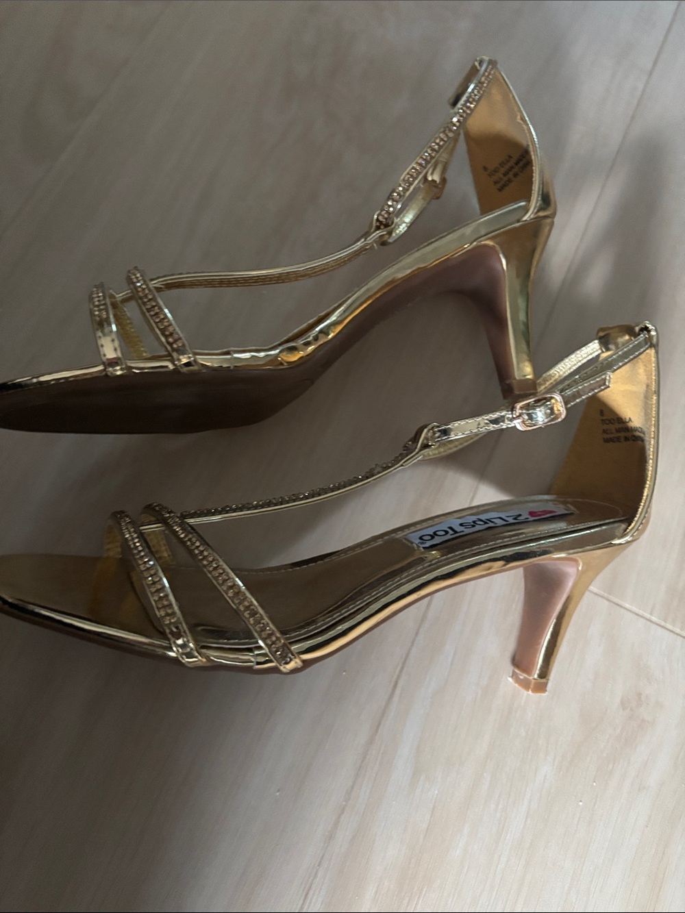 2 Lips Too Metallic Gold Too Ella T-Strap low heel  Sandal like New! Beautiful - Picture 12 of 16